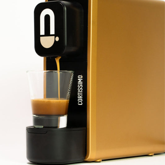 Dettaglio ravvicinato erogazione caffè macchina da caffè Cortissimo Poket